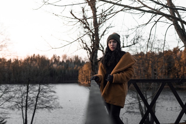 žena opretá o zábradlie.jpg